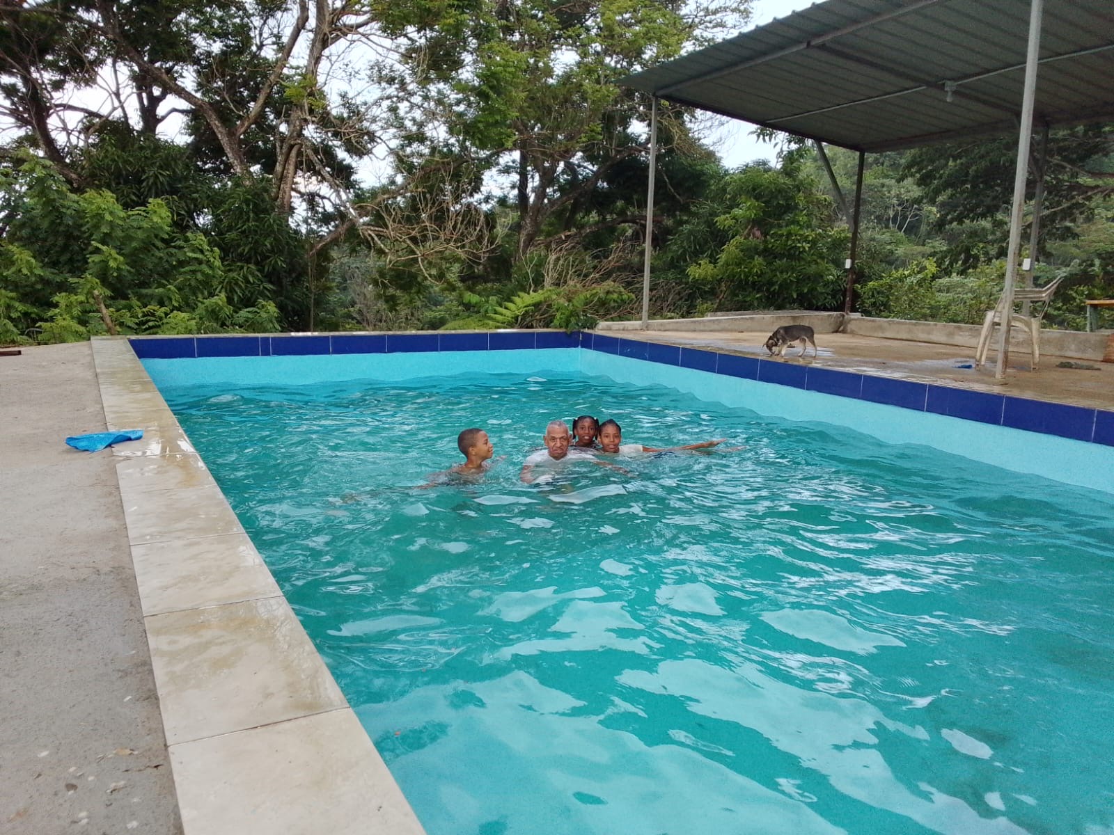 Familia disfrutando de la piscina