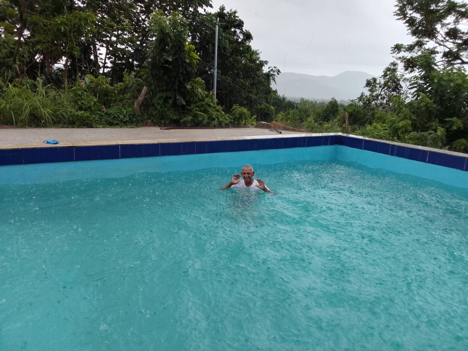 Piscina pristina para relajación